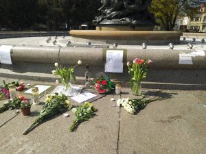Am Gedenkort für Milan am Albertplatz wurden Blumen niedergelegt